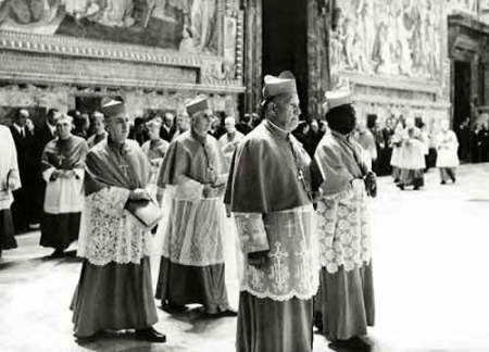 Foto de um dos conclaves de 1978. No detalhe, o Cardeal Joseph Ratzinger, terceiro cardeal da direita para a esquerda.