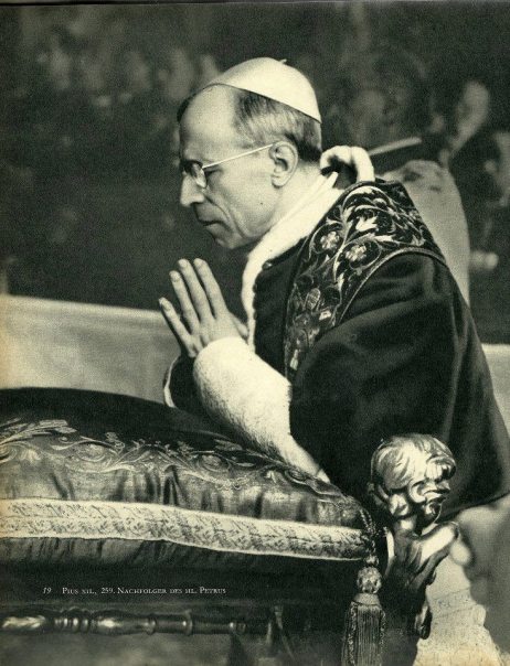 Pius XII praying